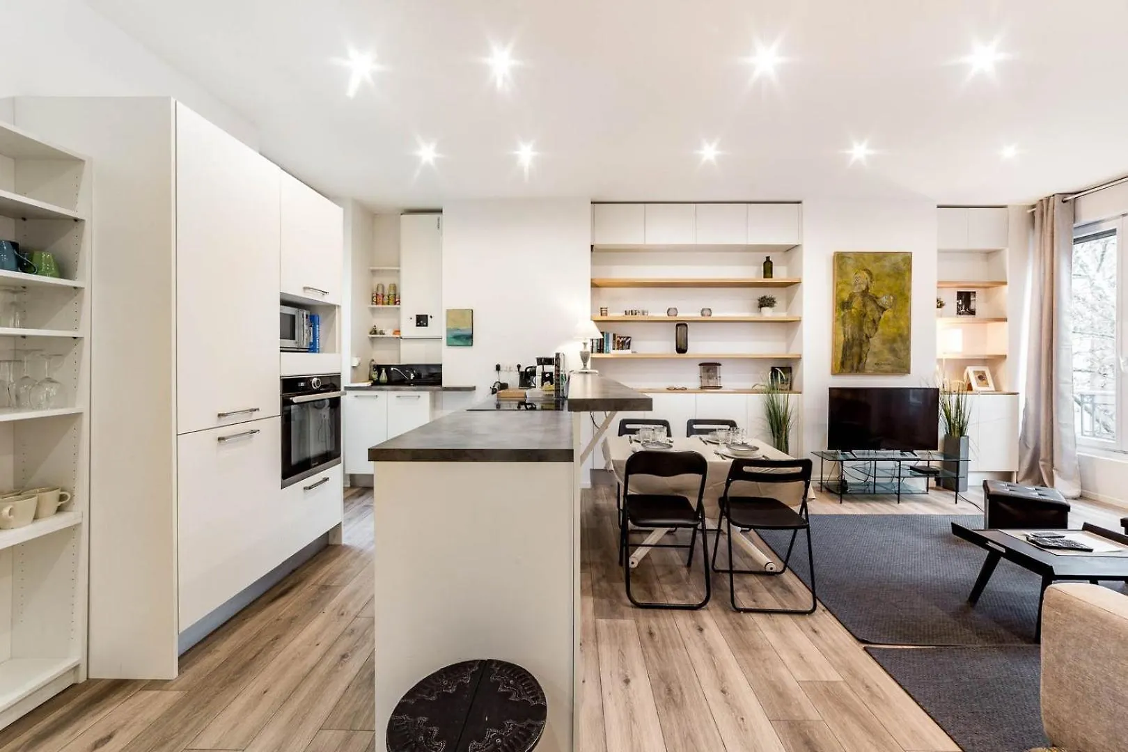 The Charming, Comfortable Charlemagne Ail Lyon Apartman
